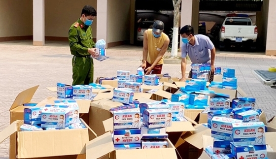 Hà Tĩnh: Dùng xe bán tải chở 50.000 khẩu trang không rõ nguồn gốc